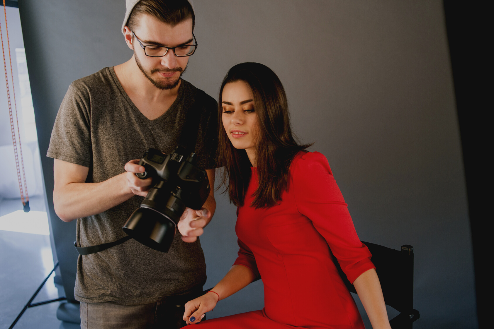 Photographer communicate with model on photoshoot
